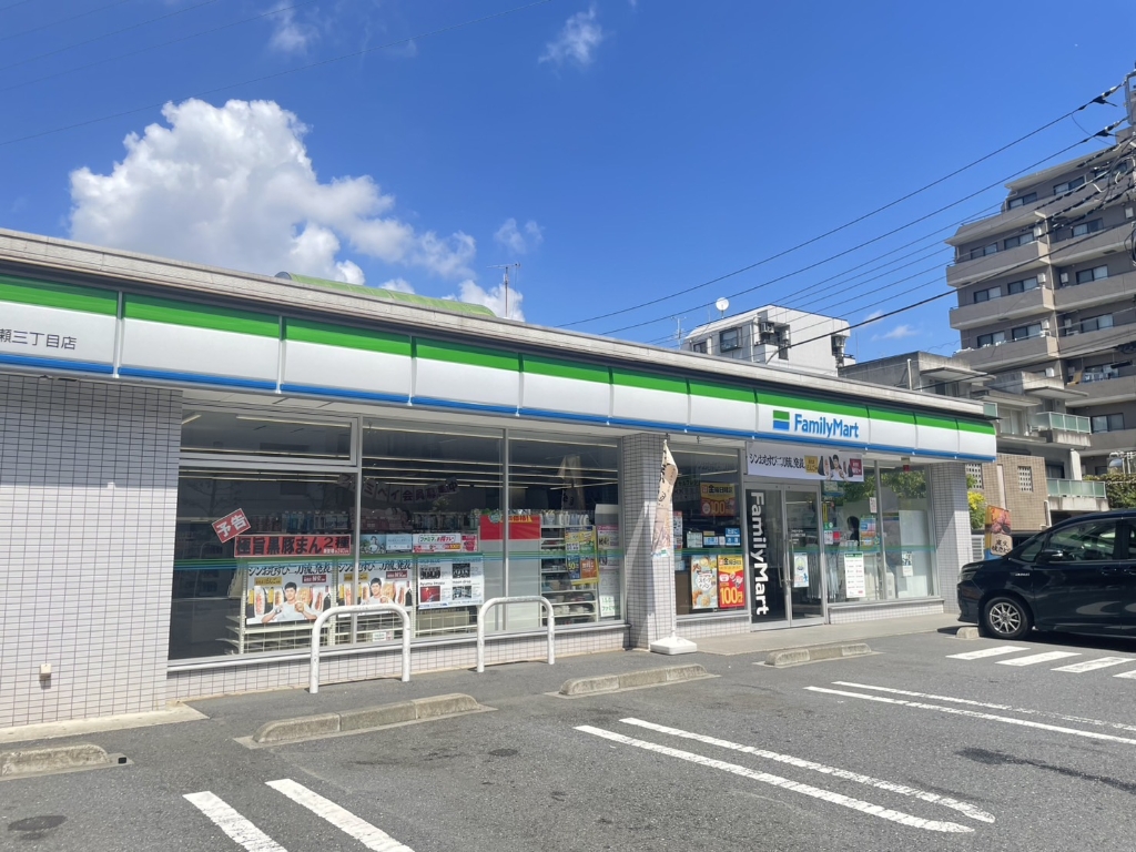 コンビニ　ファミリーマート 足立綾瀬三丁目店（コンビニ）まで195m