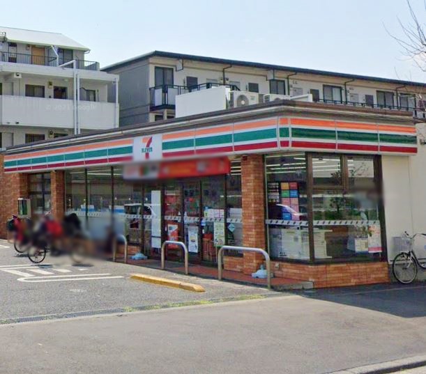 コンビニ　セブン（コンビニ）まで620m