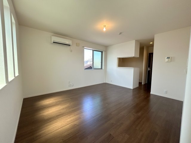 居室・リビング　※同建物別号室参考写真