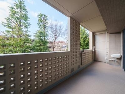 バルコニー　開放的で明るい空間を演出してくれるバルコニーです