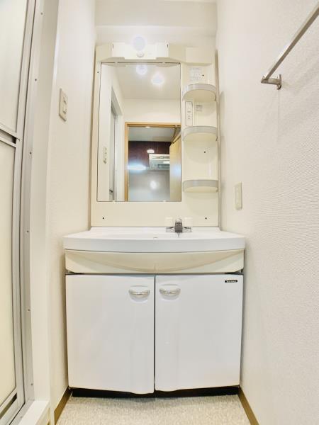 洗面設備　ゆったりとスペースのある洗面所