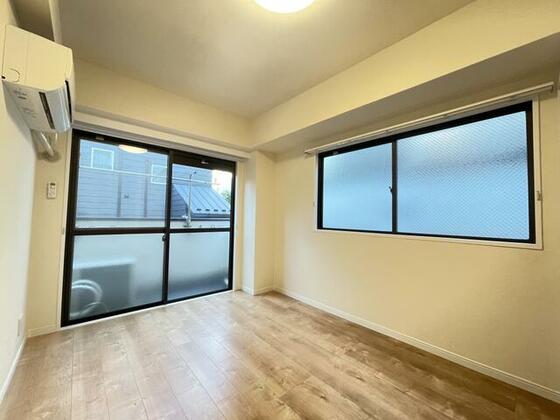 居室・リビング　室内掲載写真は同建物の他の部屋のものです。