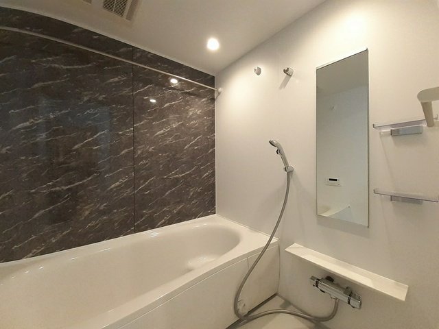 バス・シャワールーム　落ち着いた空間のお風呂です