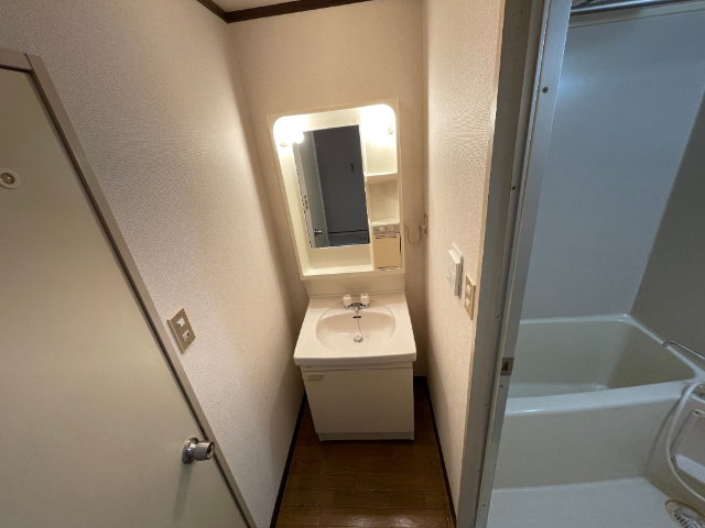 洗面設備　洗面台独立、浴室乾燥機付き　　エアコン設備です。