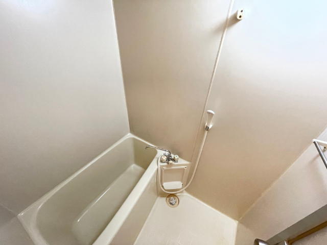 バス・シャワールーム　洗面台独立、浴室乾燥機付き　　エアコン設備です。