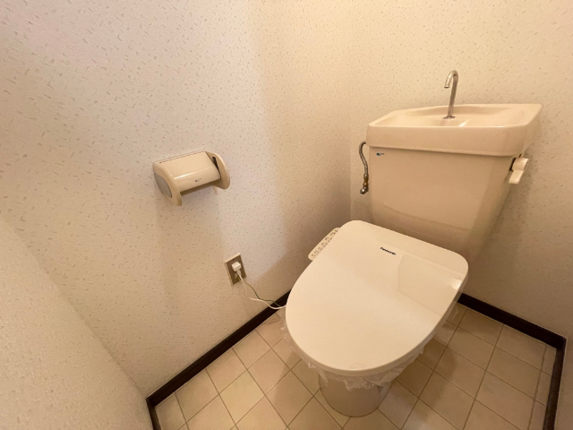 トイレ　洗面台独立、浴室乾燥機付き　　エアコン設備です。