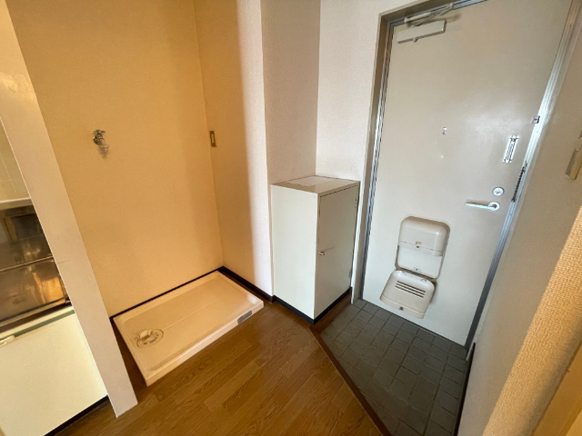 玄関　洗面台独立、浴室乾燥機付き　　エアコン設備です。