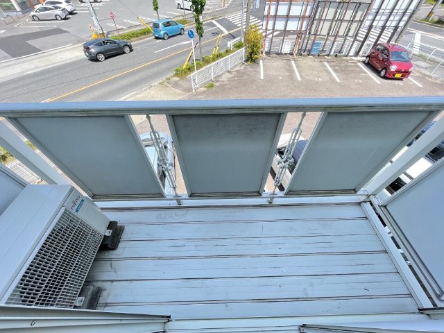 バルコニー　洗面台独立、浴室乾燥機付き　　エアコン設備です。