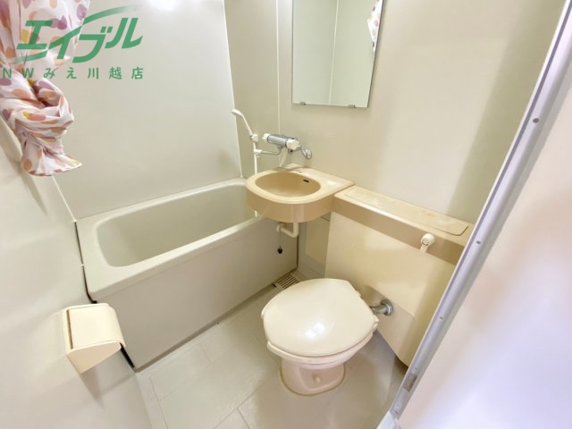 バス・シャワールーム　同物件別部屋の写真です