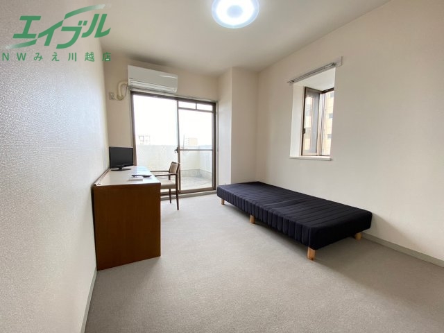 居室・リビング　同物件別部屋の写真です