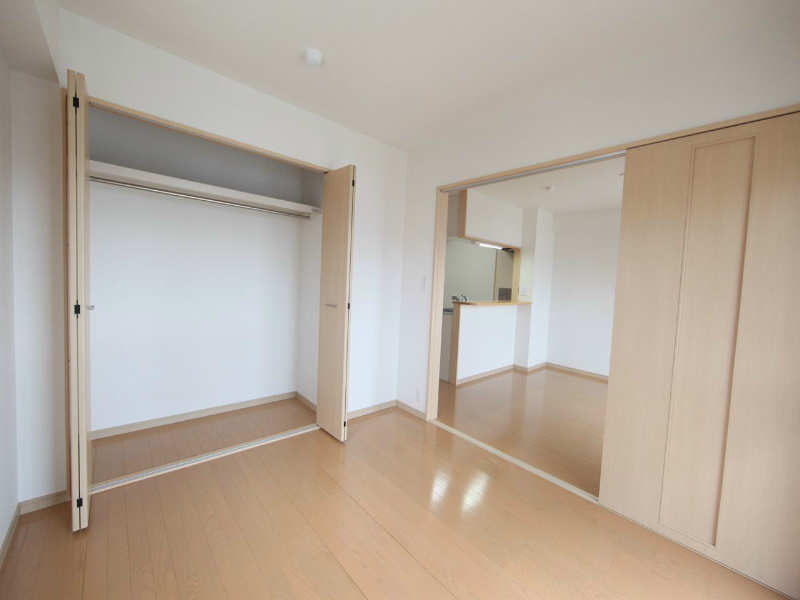 その他　洋室5.4帖　クローゼット付（収納充実してます）エアコン付