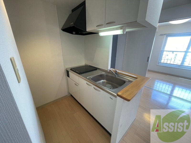 キッチン　ＩＨシステムキッチンです。お手入れも楽々ですね。