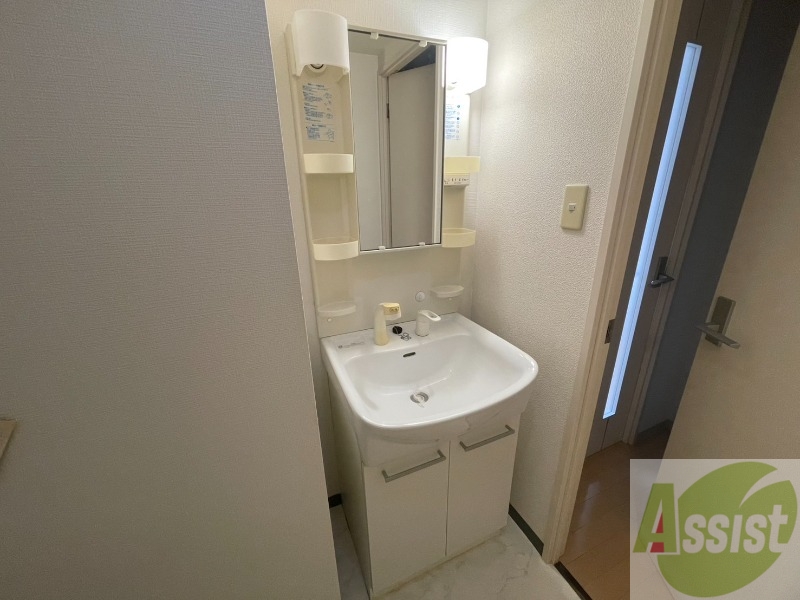 洗面設備　独立洗面台です。大きくてよいですね。シャンプーもできます。