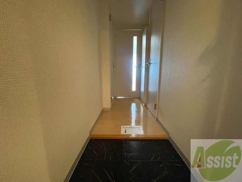 玄関　玄関です。ご覧の通り広々としていますね。