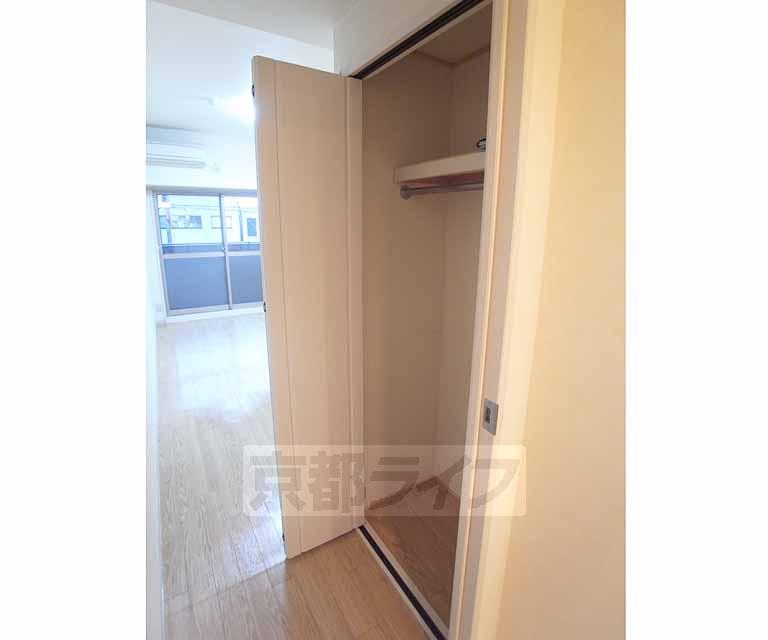 収納　ハンガーパイプ付きの収納です。