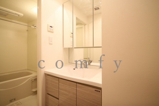 洗面設備　清潔感のあるパウダールーム