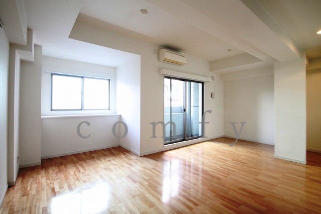 居室・リビング　高級感のあるフローリング