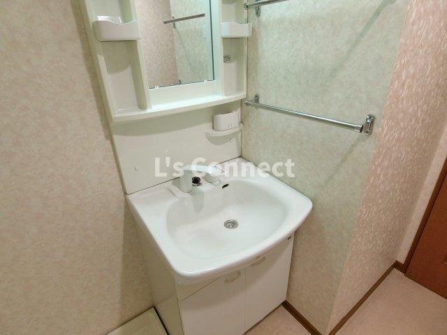 洗面設備　朝の支度もスムーズな独立洗面台。