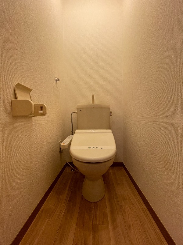 トイレ　温水洗浄便座付き付きです！