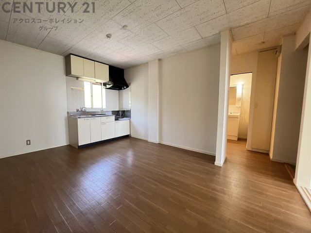 居室・リビング　床色が落ち着いた色合いで綺麗です♪