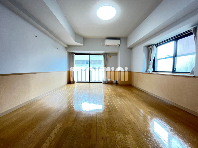 居室・リビング　キッチンの後ろにも収納があり使い勝手がよさそうですね