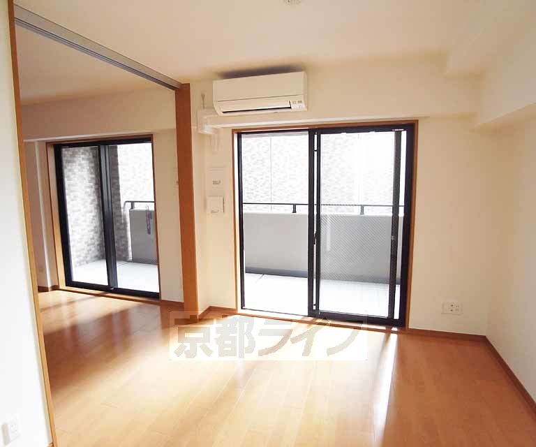 居室・リビング　プライベート感もあり明るいバルコニーに面したお部屋です。