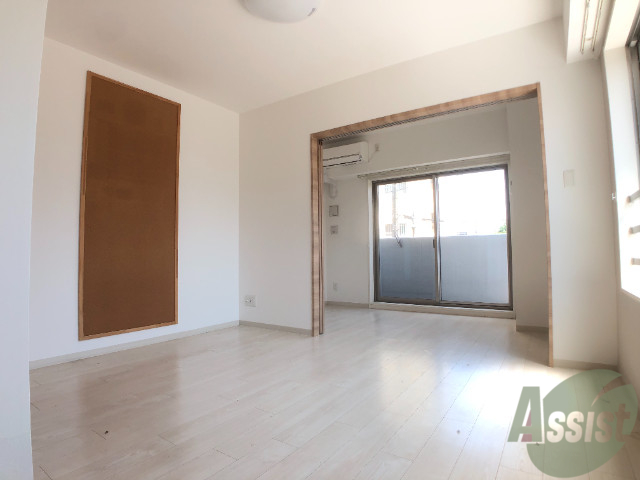 居室・リビング　白い床と白い壁が明るさを増してくれます。