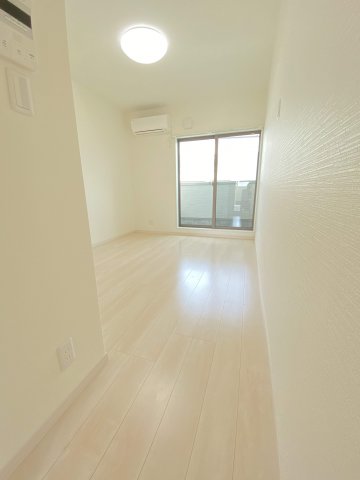 明るくてシンプルなお部屋は女性に人気です。