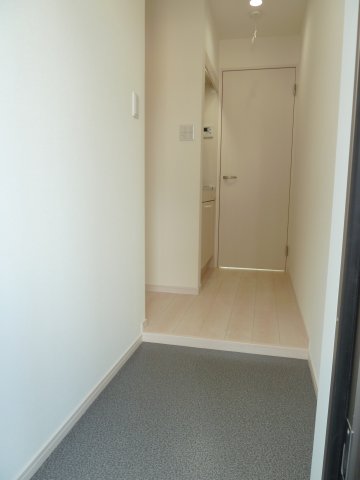 シンプルな玄関です。素敵な室内インドアのお部屋。