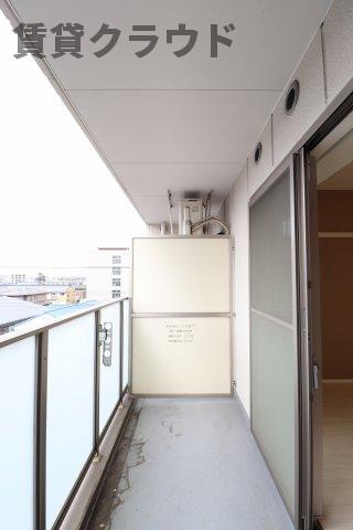 バルコニー　陽が出ている時間はポカポカ気持ちよく過ごせそうですね♪