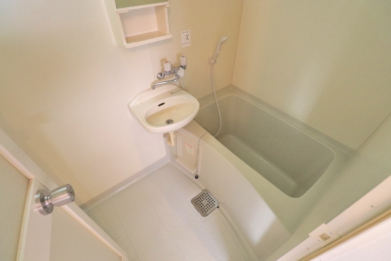 バス・シャワールーム　洗面台付浴室