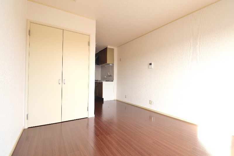 居室・リビング　日当たりの良い洋室