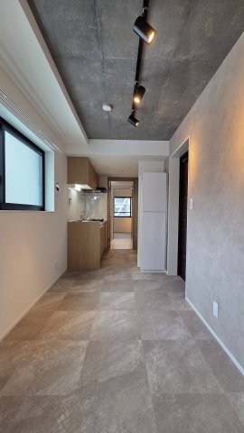 居室・リビング　室内写真は401号室のものになります※各階奇数号室は同間取り