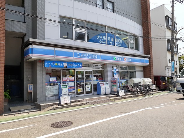 コンビニ　ローソン京成大久保駅前店（コンビニ）まで700m