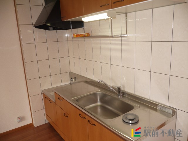 キッチン　キッチン上にも収納あり