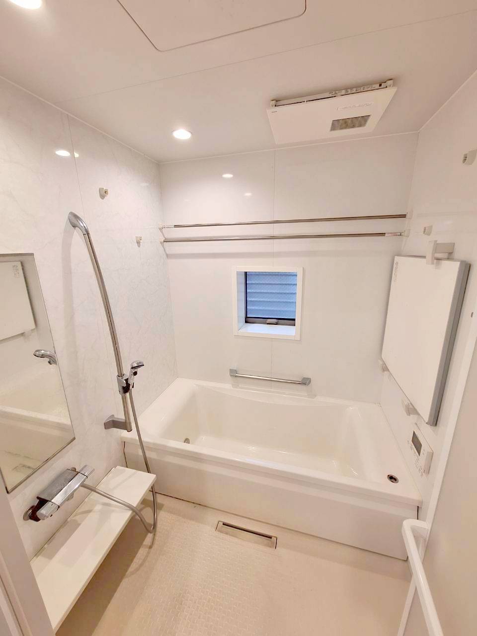バス・シャワールーム　★浴室に窓あり♪追焚・浴室乾燥機付きバス★