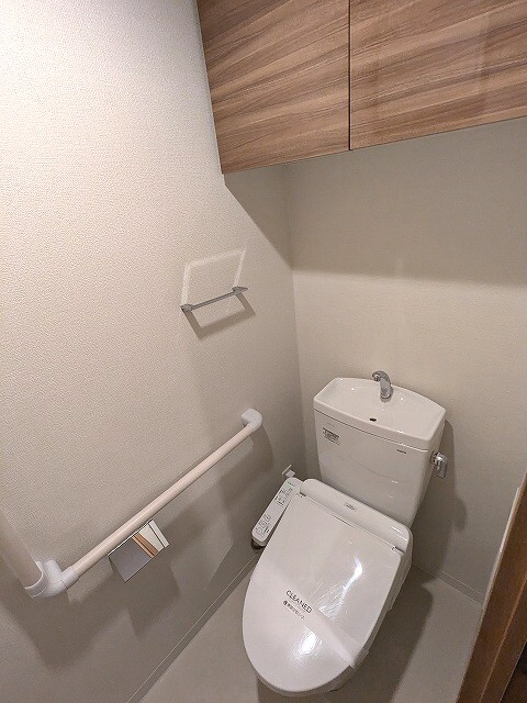 トイレ　洗面室と独立した温水洗浄便座です