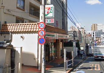 コンビニ　セブンイレブン 新宿喜久井町店（コンビニ）まで15m