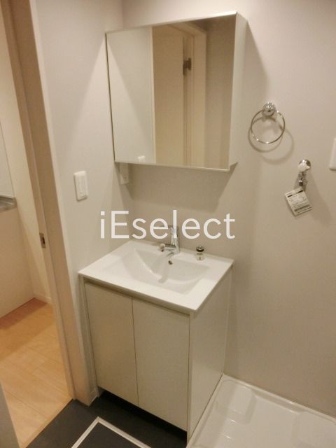 洗面設備　便利な独立洗面台ございます。