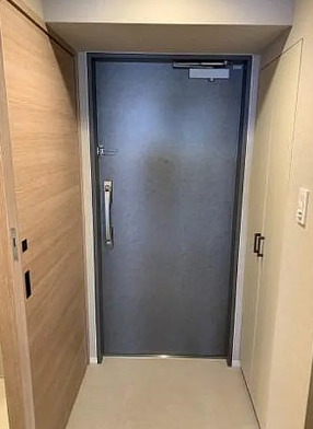 玄関　写真は同タイプ住居です。