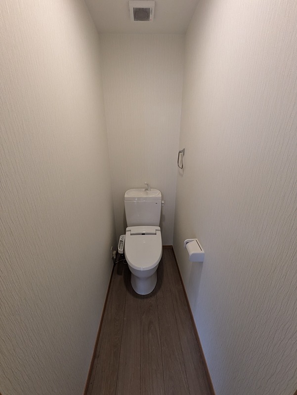トイレ　室内写真は同間取りの別号室の写真です。
