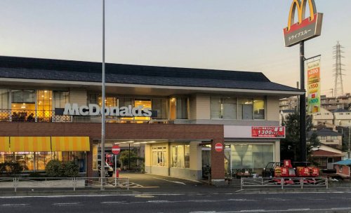 飲食店　マクドナルド 鶴見店（飲食店）まで910m