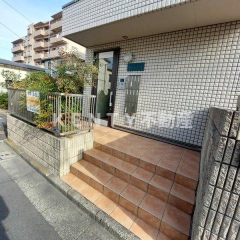エントランス　落ち着いたエントランスです
