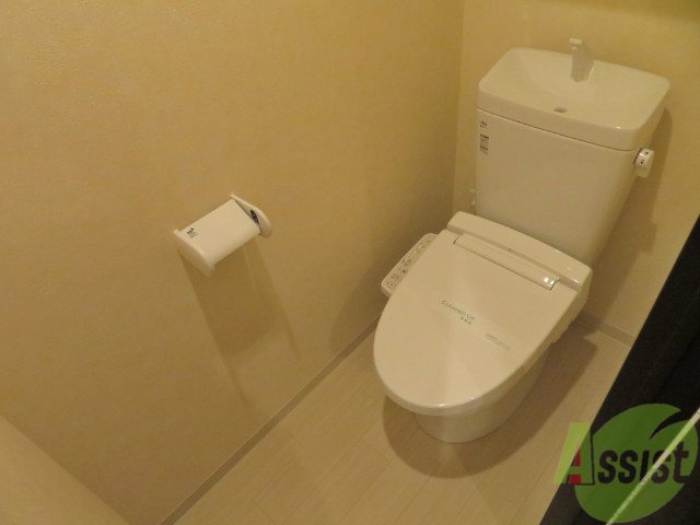 トイレ　トイレは嬉しいウォシュレット機能付きですよー。