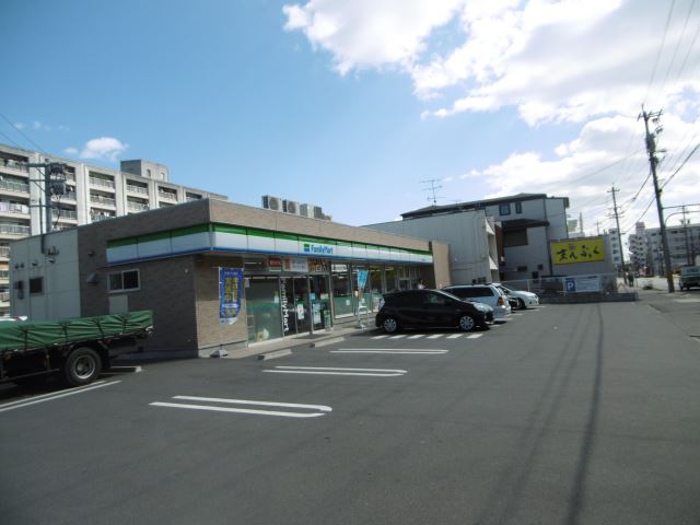 コンビニ　ファミリーマート（コンビニ）まで400m