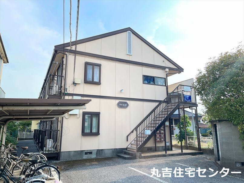 建物外観　徒歩３分圏内にドラッグストア・コンビニあり！