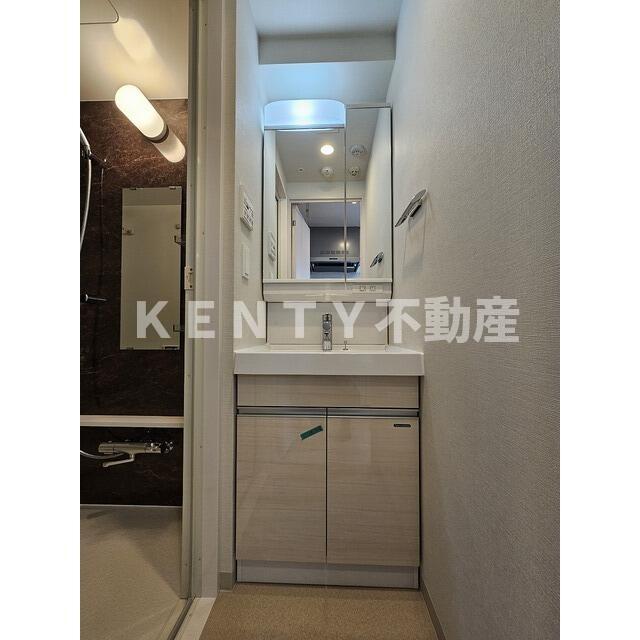 洗面設備　明るい洗面所です