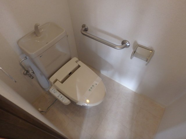 トイレ　落ち着いた色調のトイレです