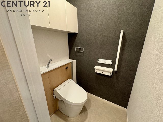トイレ　温水洗浄便座付きのトイレです♪