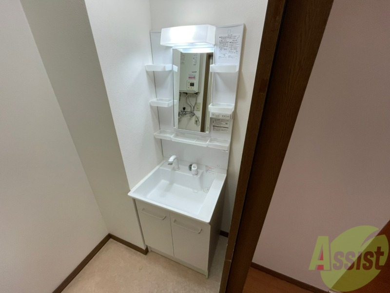 洗面設備　独立洗面台です。大きくてよいですね。シャンプーもできます。